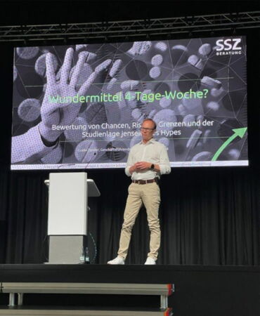 SSZ Beratung Keynotes & Vorträge Guido Zander hält Vortrag auf der Bühne über "Wundermittel 4-Tage-Woche?"